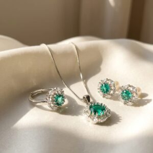 Elegant Emerald Green Crystal Halo Jewelry Set – Pendant Necklace, Stud Earrings & Ring